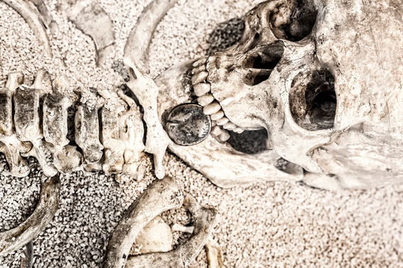 Objets insolites dans rituels de deuil